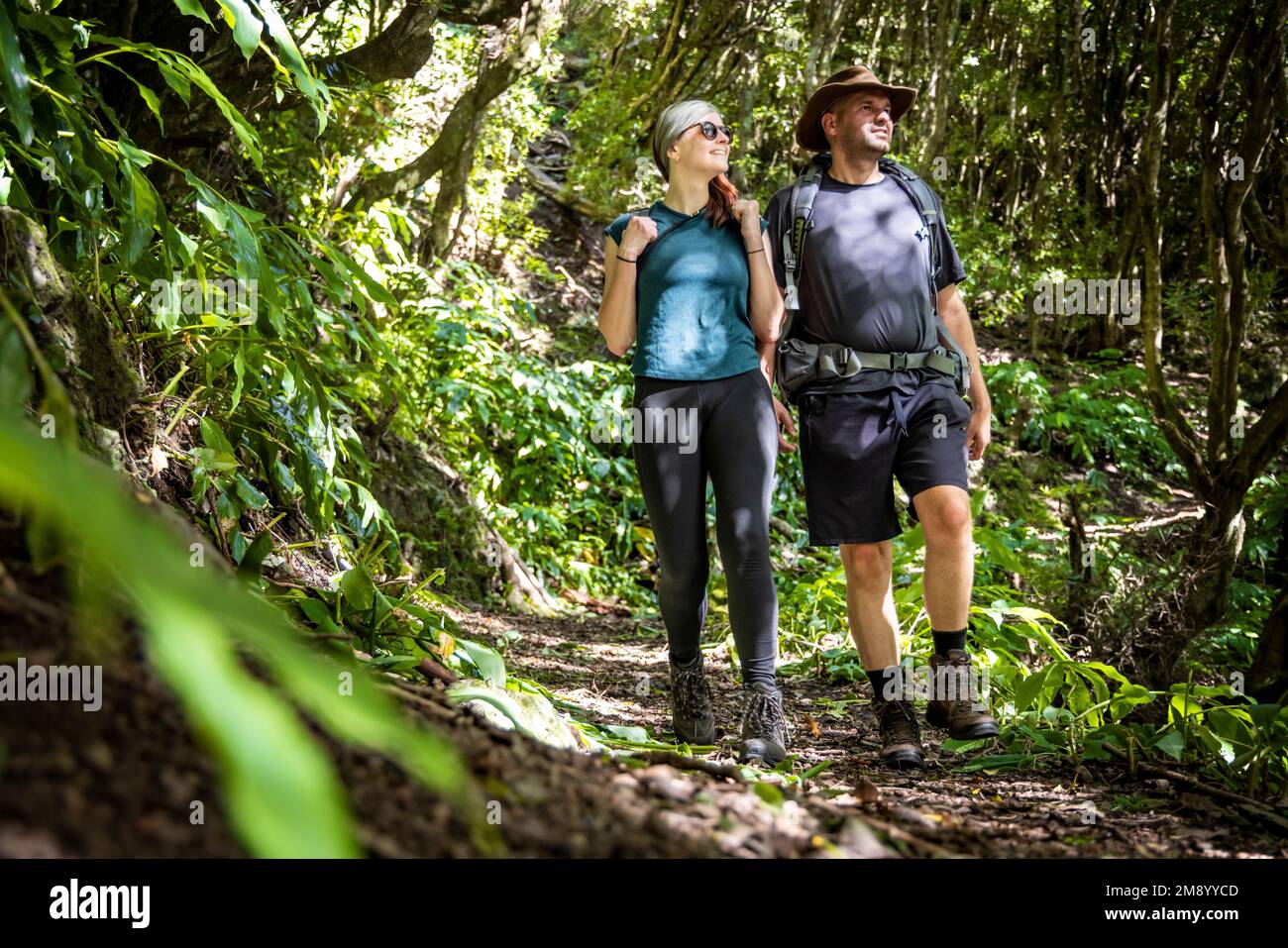 Coppia che si gode un'escursione su un sentiero forestale sull'isola di São Jorge, nelle Azzorre Foto Stock