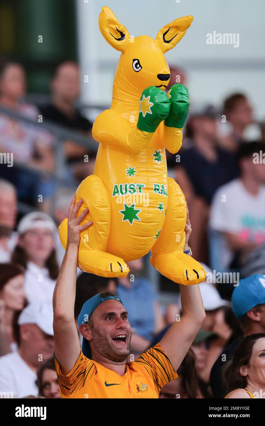 Melbourne, Australia. 16th Jan, 2023. Sostenitore australiano con un canguro di pugilato durante il round 1 incontro tra John Millman d'Australia e Marc-Andrea Hustler di Svizzera Day 1 all'Australian Open Tennis 2023 presso il Court 3 di Melbourne, Australia il 16 gennaio 2023. Foto di Peter Dovgan. Solo per uso editoriale, licenza richiesta per uso commerciale. Non è utilizzabile nelle scommesse, nei giochi o nelle pubblicazioni di un singolo club/campionato/giocatore. Credit: UK Sports Pics Ltd/Alamy Live News Foto Stock