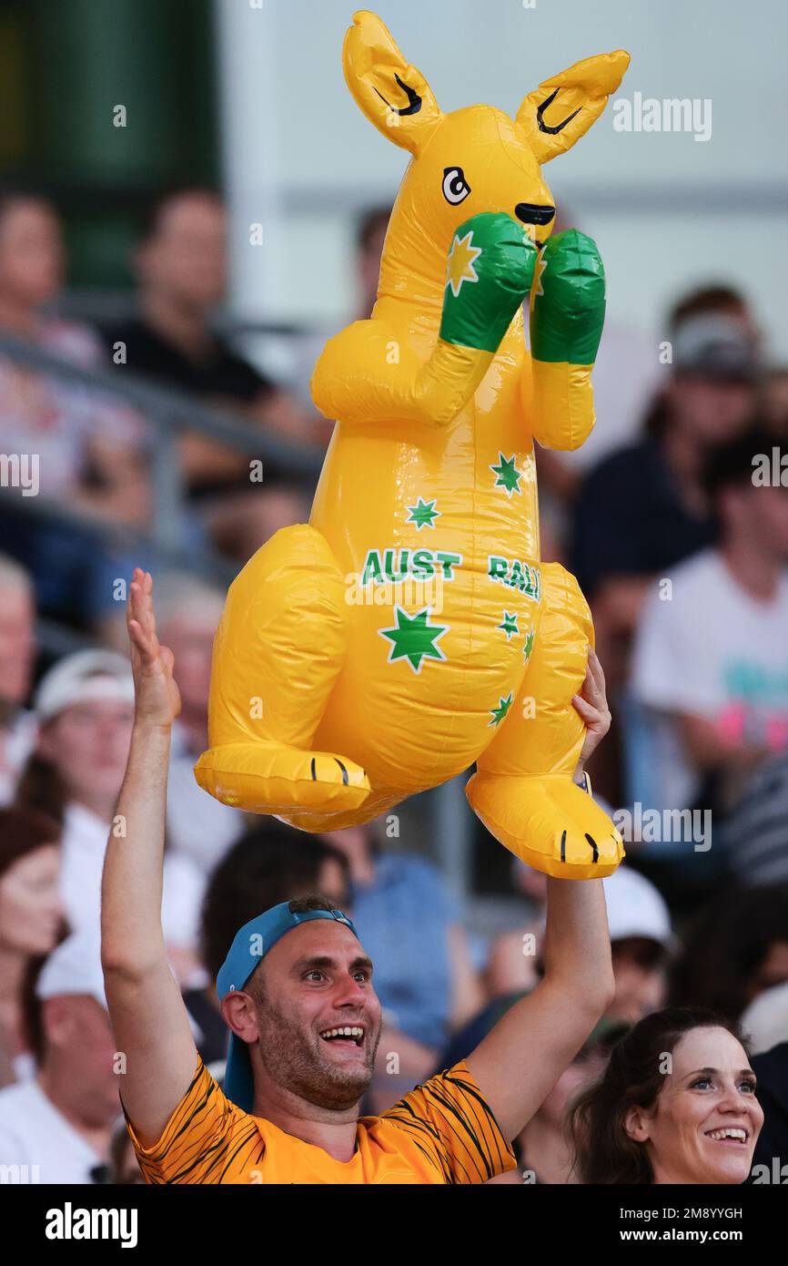 Melbourne, Australia. 16th Jan, 2023. Sostenitore australiano con un canguro di pugilato durante il round 1 incontro tra John Millman d'Australia e Marc-Andrea Hustler di Svizzera Day 1 all'Australian Open Tennis 2023 presso il Court 3 di Melbourne, Australia il 16 gennaio 2023. Foto di Peter Dovgan. Solo per uso editoriale, licenza richiesta per uso commerciale. Non è utilizzabile nelle scommesse, nei giochi o nelle pubblicazioni di un singolo club/campionato/giocatore. Credit: UK Sports Pics Ltd/Alamy Live News Foto Stock
