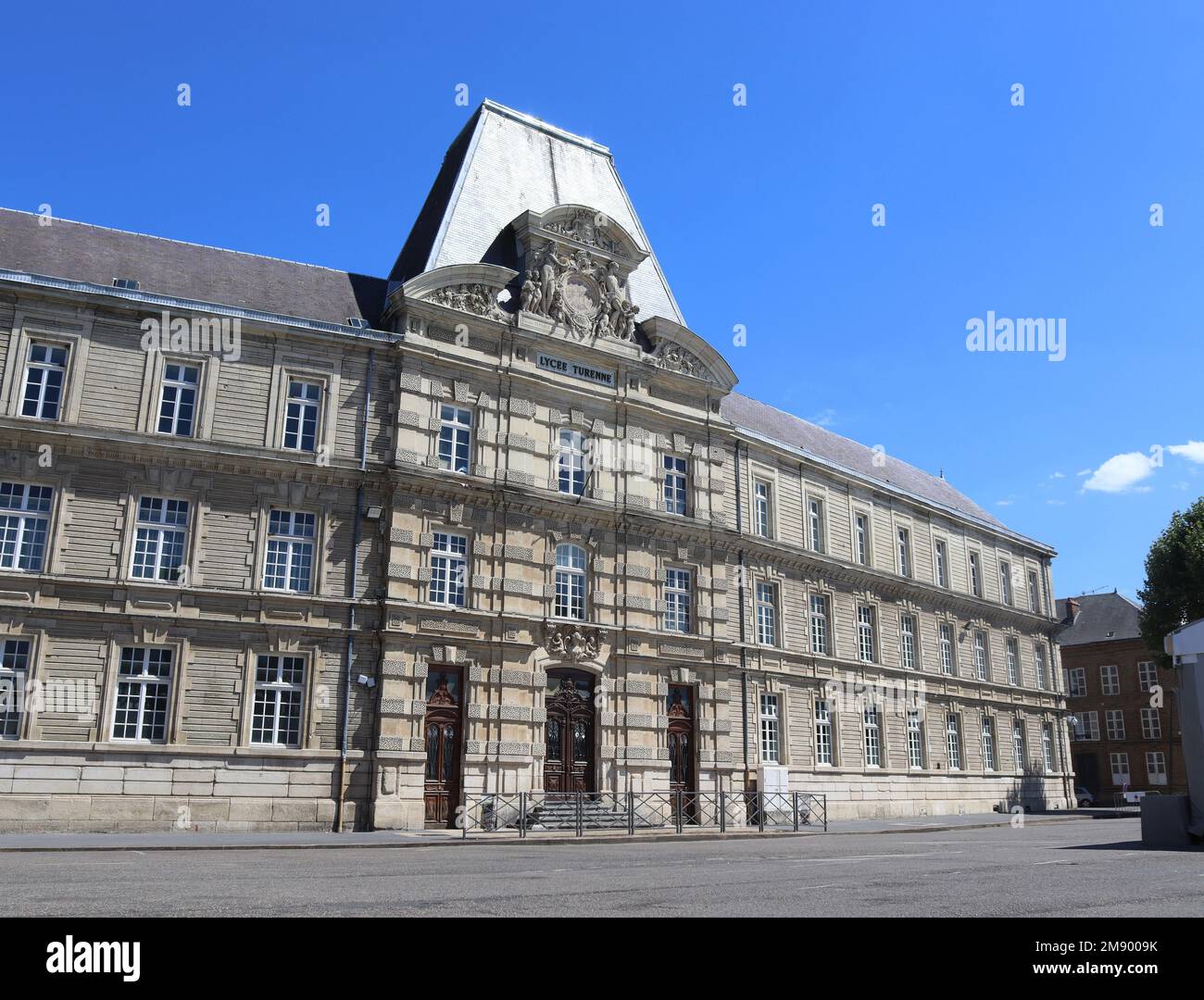 La bella facciata del 19th ° secolo della Turenne High School su Place Crussy, a Sedan in Grand Est, Francia. Copia spazio a destra. Foto Stock