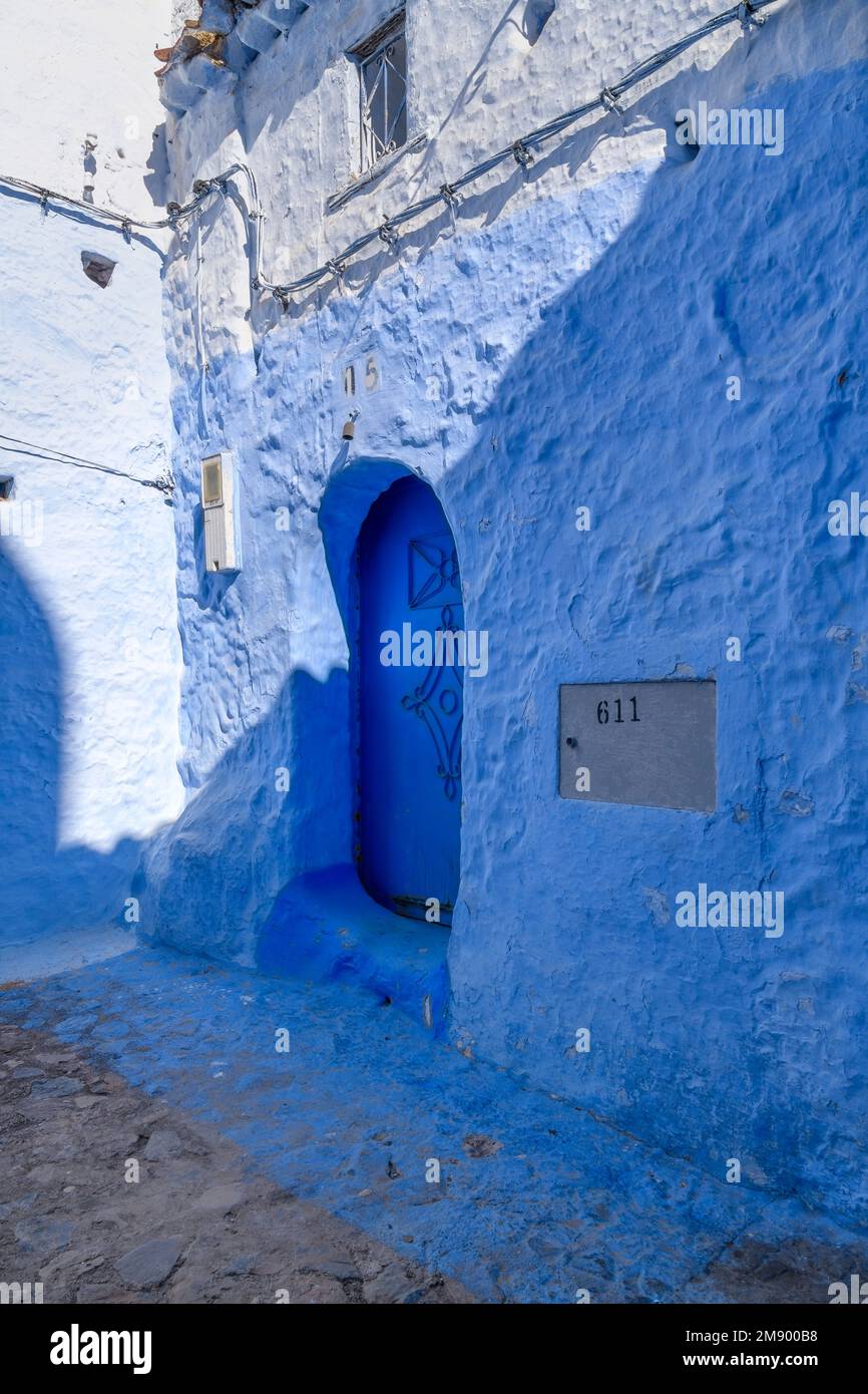 Strade tortuose nella bella città di Chefchaouen in Marocco. Conosciuto anche come Chaouen o la Perla Blu, Città Blu o شفشاون الجوهرة الزرقاء . Foto Stock