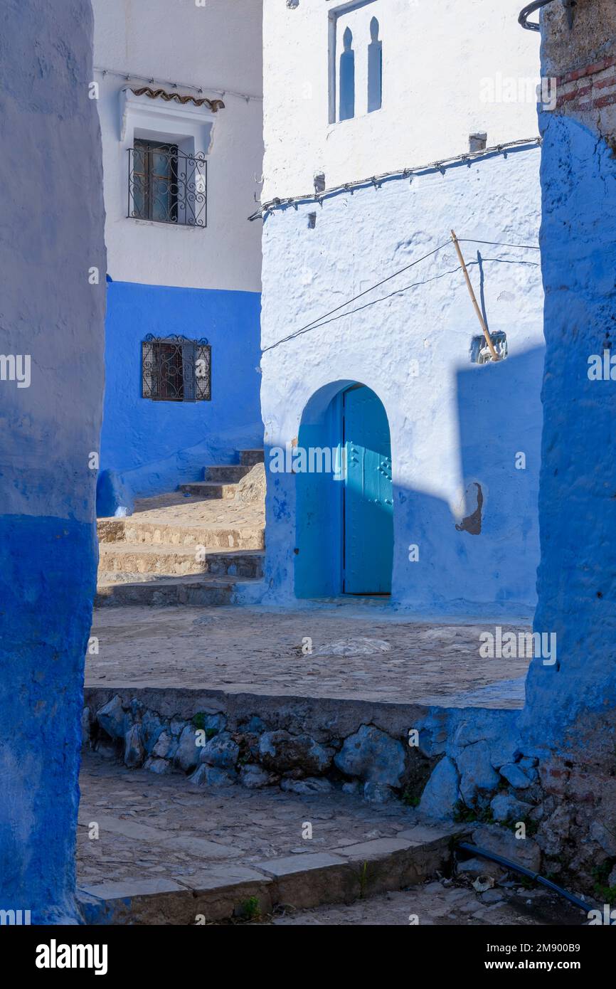 Strade tortuose nella bella città di Chefchaouen in Marocco. Conosciuto anche come Chaouen o la Perla Blu, Città Blu o شفشاون الجوهرة الزرقاء . Foto Stock
