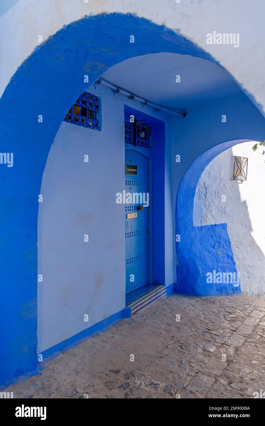 Strade tortuose nella bella città di Chefchaouen in Marocco. Conosciuto anche come Chaouen o la Perla Blu, Città Blu o شفشاون الجوهرة الزرقاء . Foto Stock