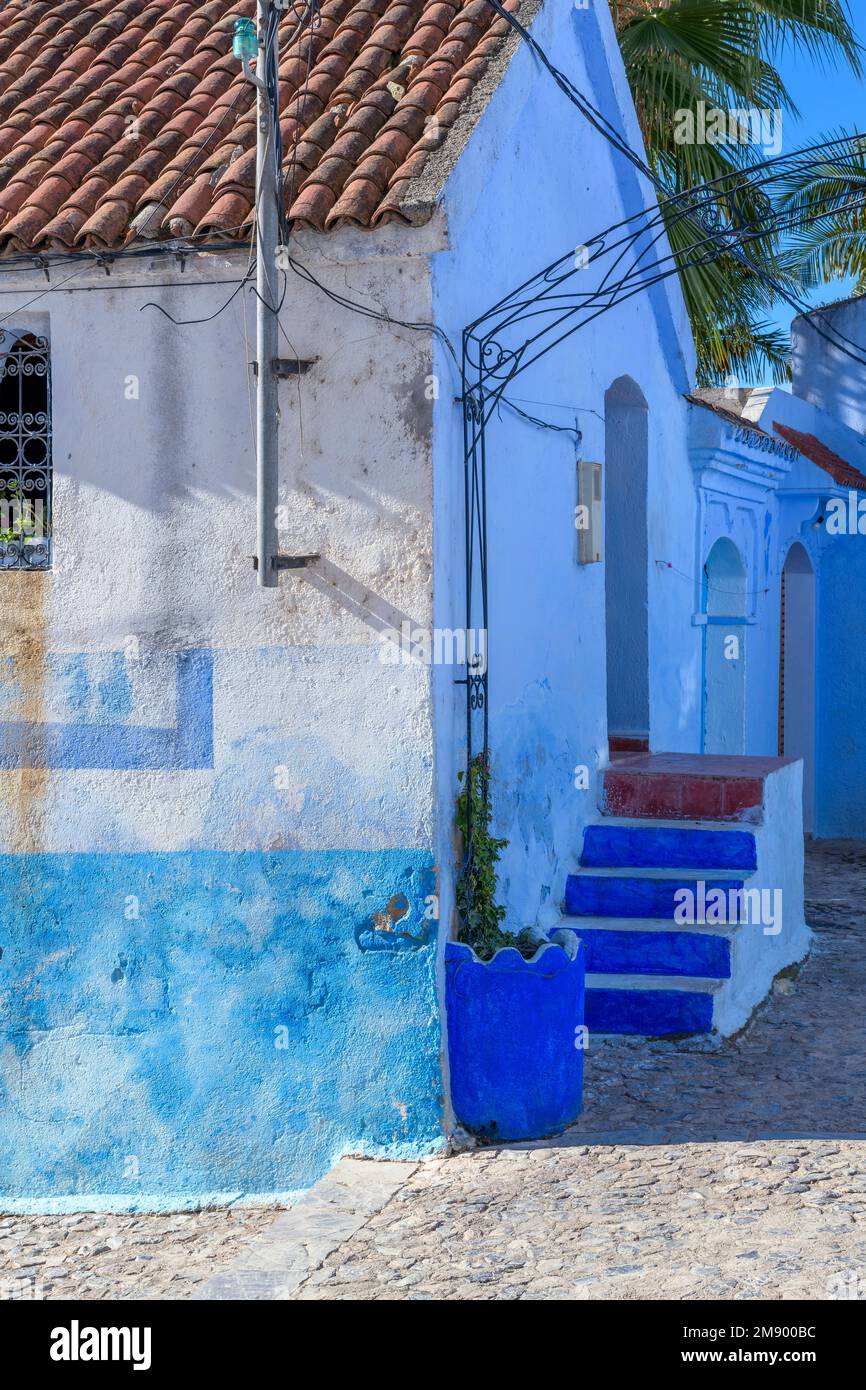 Strade tortuose nella bella città di Chefchaouen in Marocco. Conosciuto anche come Chaouen o la Perla Blu, Città Blu o شفشاون الجوهرة الزرقاء . Foto Stock