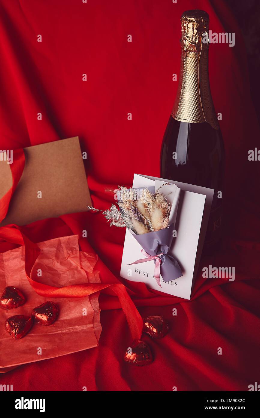 Romantico giorno stagionale alla moda di San Valentino con cartolina, champagne e mock up vintage card. Foto Stock