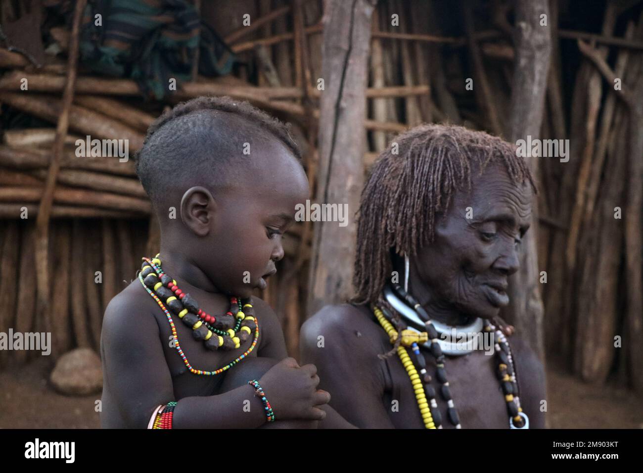 Nonna e nipote, Etiopia meridionale Foto Stock