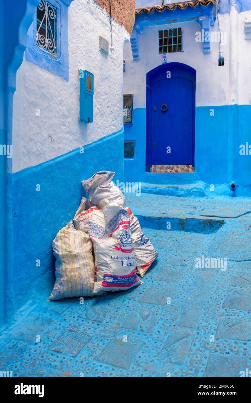 Sacchi di farina nella città di Chefchaouen in Marocco. Conosciuto anche come Chaouen o la Perla Blu, Città Blu o شفشاون الجوهرة الزرقاء . Foto Stock