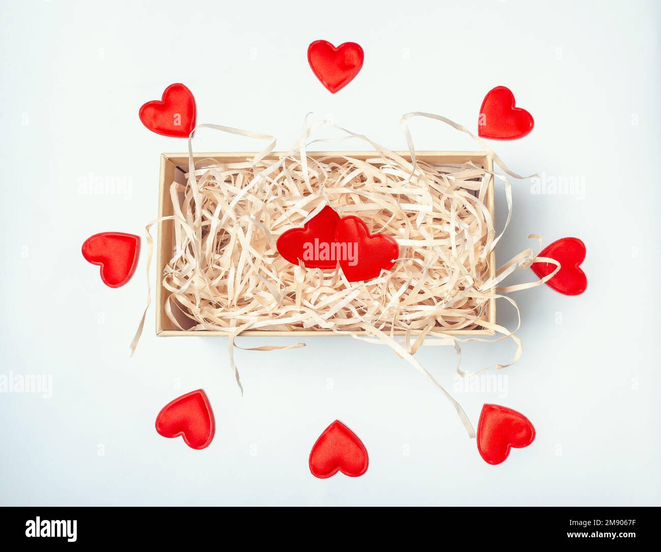 Ornamento da molti cuori. Scatola di cartone con cuori rossi. San Valentino Foto Stock