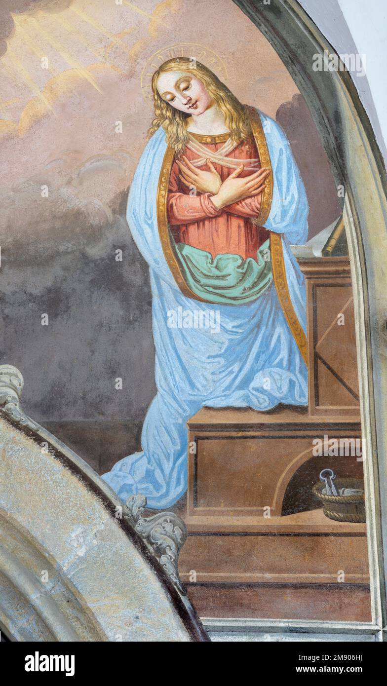 ALAGNA, ITALIA - 16 LUGLIO 2022: L'affresco della Vergine dell'Annunciazione sulla facciata della chiesa di San Giovanni Battista Foto Stock