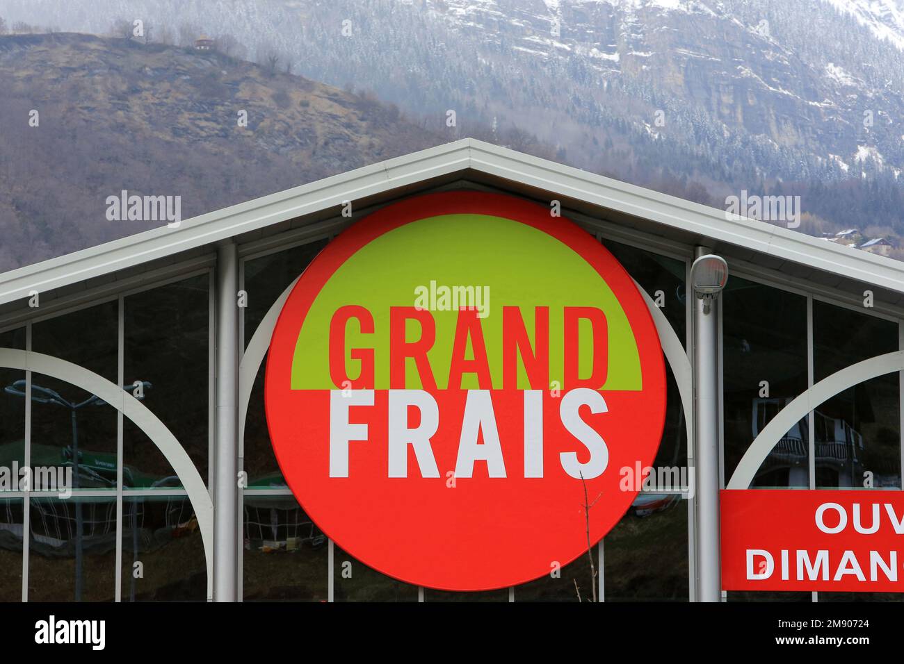 "Grand Frais". Supermarché. Domancy. Alta Savoia. Auvergne-Rhône-Alpi. Francia. Europa. / "Grand Frais". Supermercato. Domancy. Alta Savoia. Auvergne Foto Stock