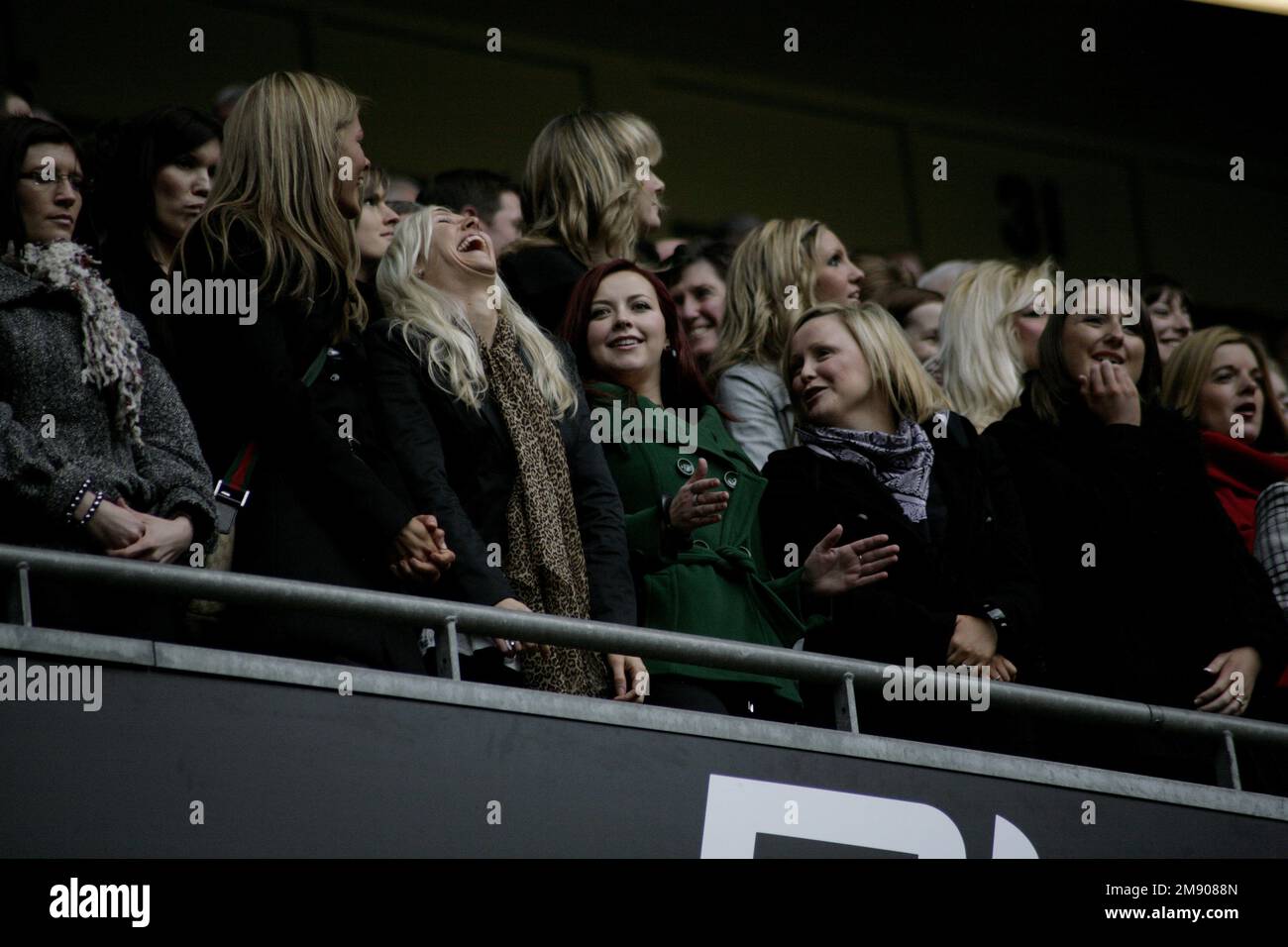 CHARLOTTE CHURCH, WALES RUGBY MATCH, 2008: Galles contro Italia al Millennium Stadium di Cardiff il 23 febbraio 2008. Fotografia: ROB WATKINS 2007 nella foto: La 22enne Charlotte Church sostiene il suo fidanzato Gavin Henson tra gli altri wag gallesi di rugby tra la folla. Il Galles ha vinto il grande Slam questa stagione. Foto Stock