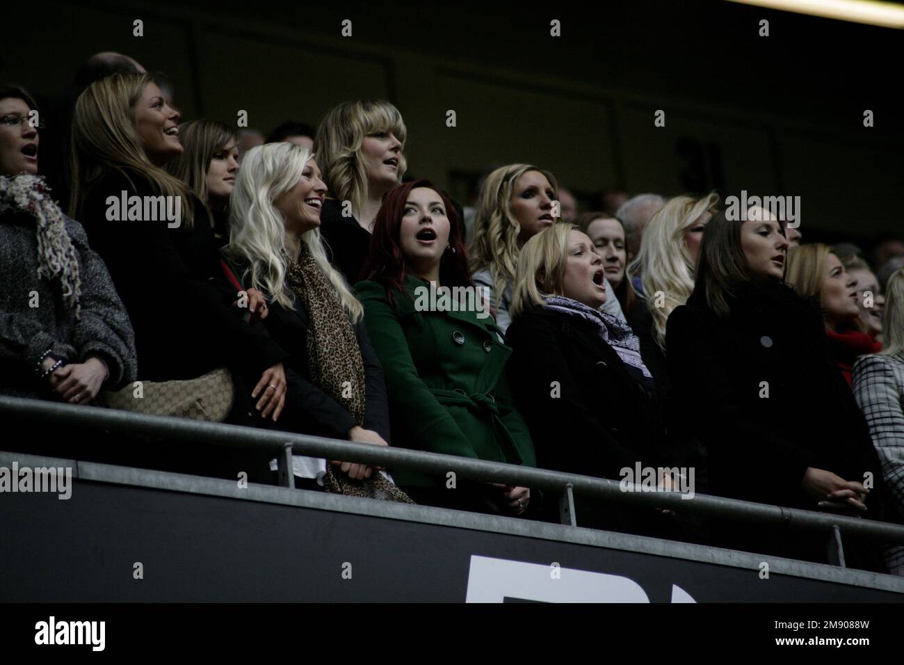 CHARLOTTE CHURCH, WALES RUGBY MATCH, 2008: Galles contro Italia al Millennium Stadium di Cardiff il 23 febbraio 2008. Fotografia: ROB WATKINS 2007 nella foto: La 22enne Charlotte Church sostiene il suo fidanzato Gavin Henson tra gli altri wag gallesi di rugby tra la folla. Il Galles ha vinto il grande Slam questa stagione. Foto Stock