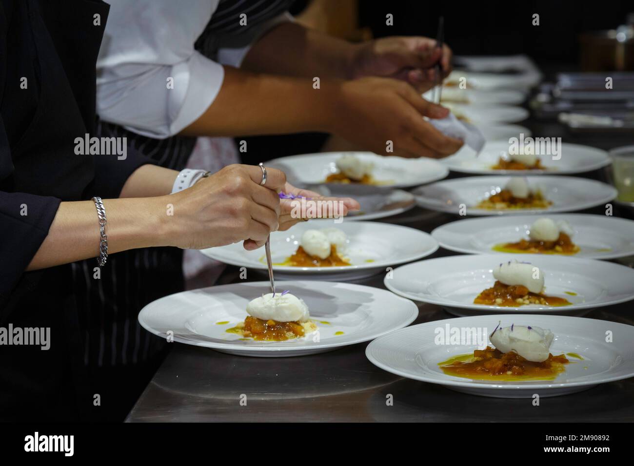 chef professionista cucina aggiungere un po 'di salsa al piatto da dessert. per la cena degli ospiti, il ristorante dell'hotel propone un pasto delizioso. cibo e coo Foto Stock