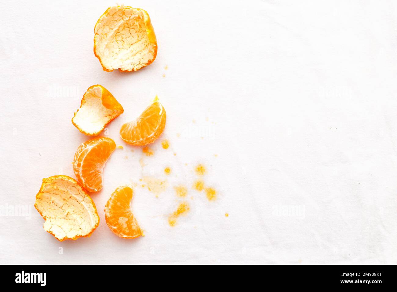 macchie sporche sui vestiti bianchi dal mandarino di frutta. Foto Stock