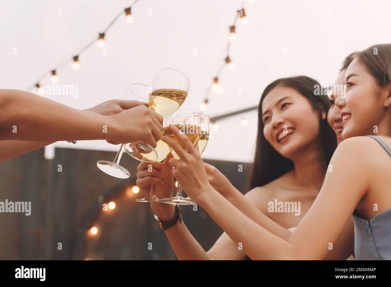 donna asiatica adolescenti brindisi e brindisi con bicchiere di vino frizzante bianco per celebrare a cena festa in estate. celebrazione, rapporto e f Foto Stock