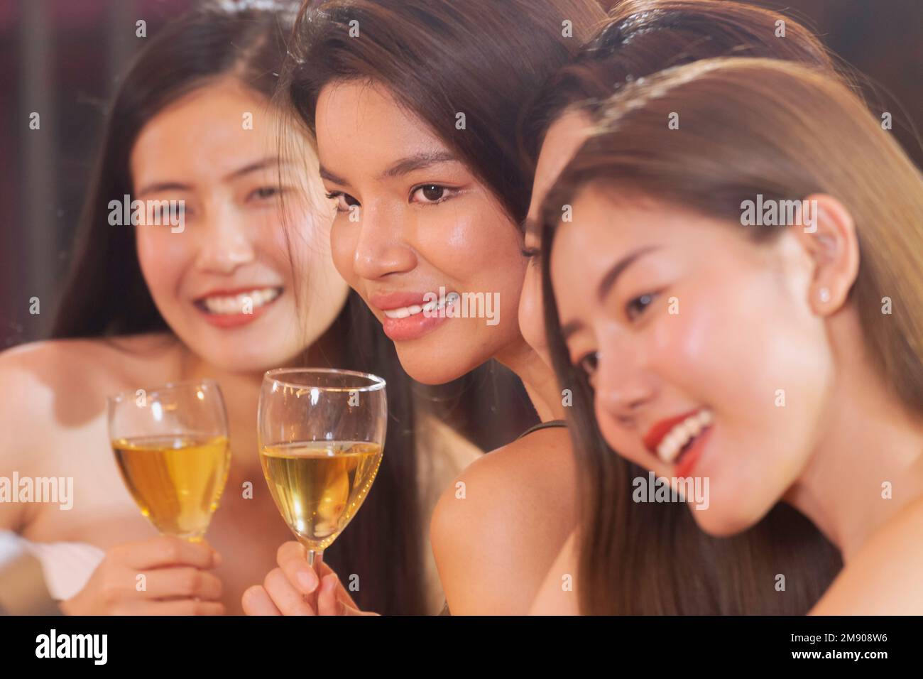 happy asian teenager cheering e brindisi con bianco bicchiere di vino frizzante per celebrare a cena festa in estate. celebrazione, relazione Foto Stock