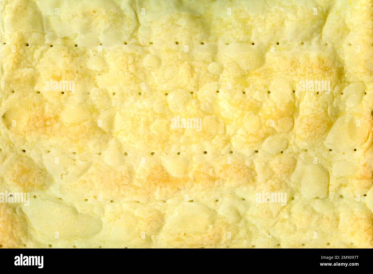 Strati di torta isolati. Preparazione di torte. La consistenza della torta per fare la torta Napoleone da pasta sfoglia e crema pasticcera. Sfondo culinario per poster e. Foto Stock