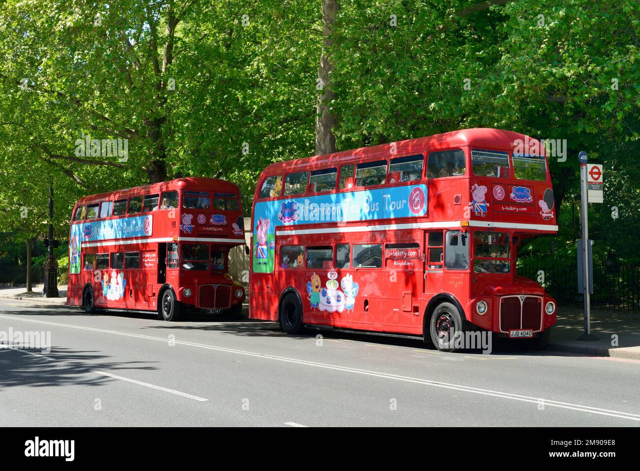 Old Red Buses, tour pomeridiano in autobus da tè, Victoria Embankment, Londra, Regno Unito Foto Stock