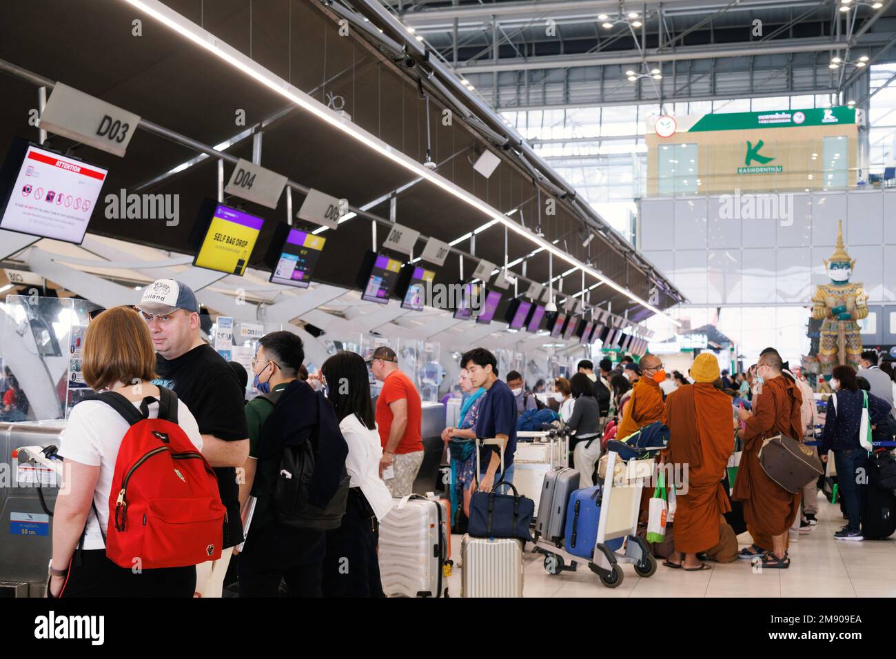 Bangkok, Thailandia - 18 gennaio 2023 : i passeggeri di viaggio asiatici ed europei sono in coda per effettuare il check-in per viaggiare in thailandia all'aeroporto di suvarnabhumi. tran Foto Stock