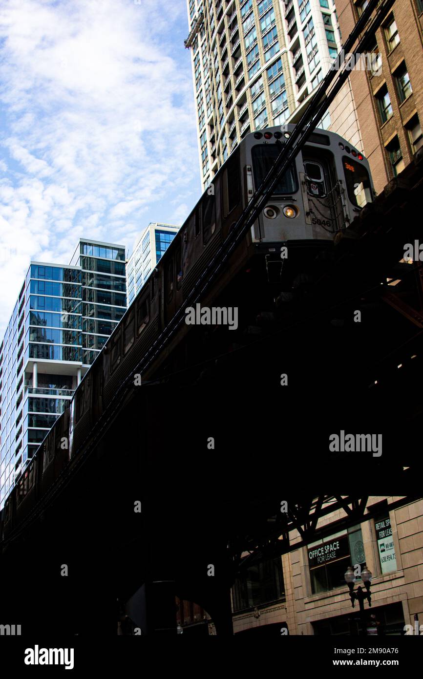 Un treno CTA a basso angolo nel centro di Chicago in una strada moderna Foto Stock
