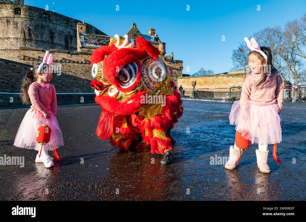 Edimburgo, Scozia, Regno Unito, 16th gennaio 2023. Lancio dei festeggiamenti per il Capodanno cinese: I bambini Luna Chen e Annabelle Ye (entrambi di 5 anni) e i danzatori draghi sulla spianata del castello lanciano i festeggiamenti per il Capodanno cinese della capitale. Credit: Sally Anderson/Alamy Live News Foto Stock