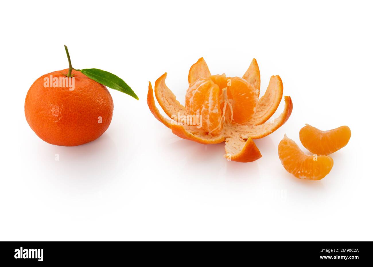 Mandarino maturo con foglia verde accanto al mandarino pelato con spicchi di mandarino, isolato su bianco con percorso di taglio Foto Stock