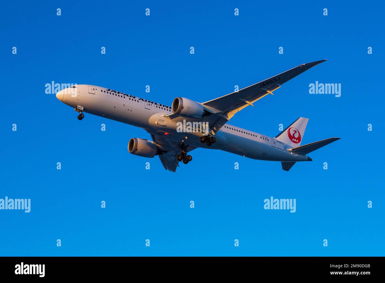 L'aereo Boeing 787 di Japan Airlines atterra all'aeroporto di Helsingi, Finlandia - gennaio 7 2018 Foto Stock