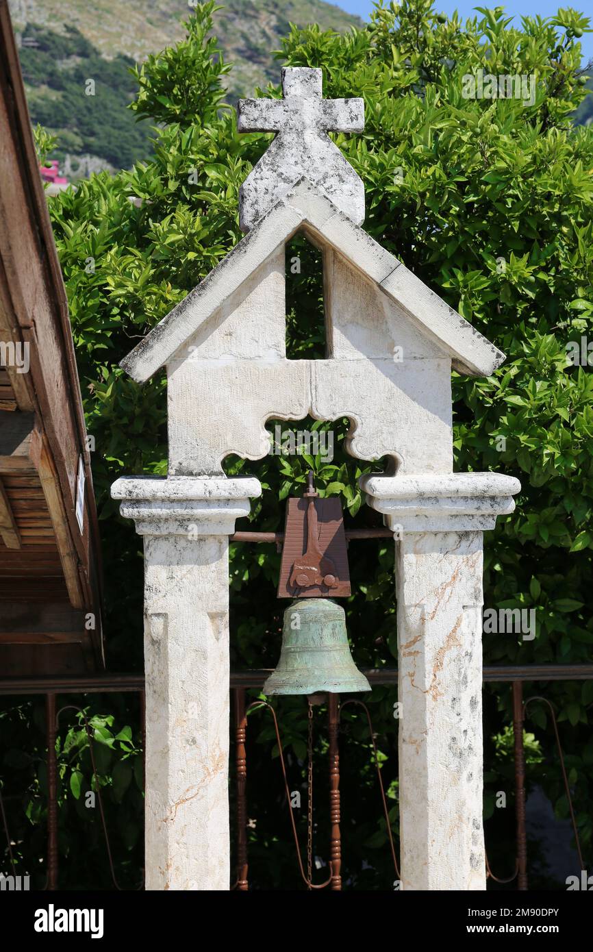 Croce e Campana della Chiesa Ortodossa Turca a Hatay, Turchia Foto Stock