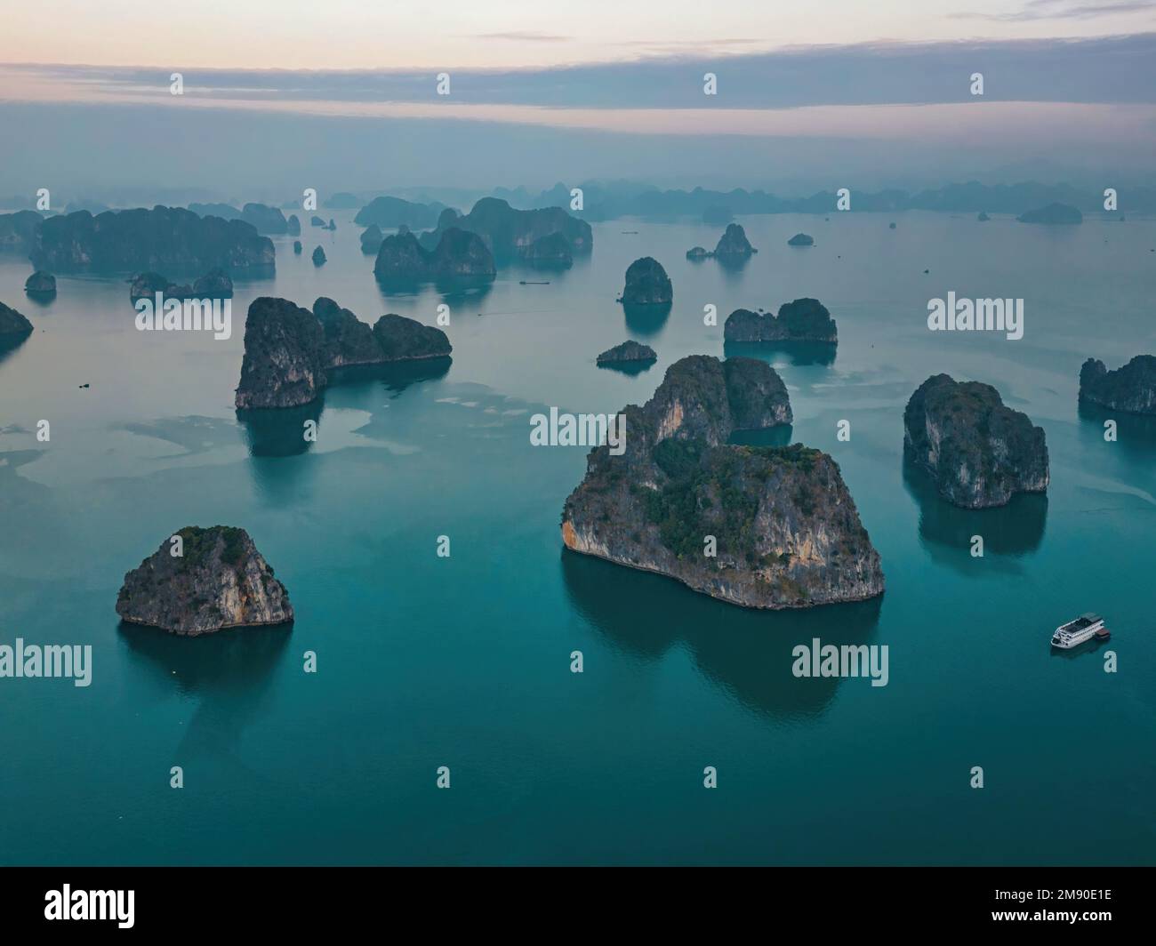 Trasognata tramonto tra le rocce della baia di Halong, Vietnam Foto Stock