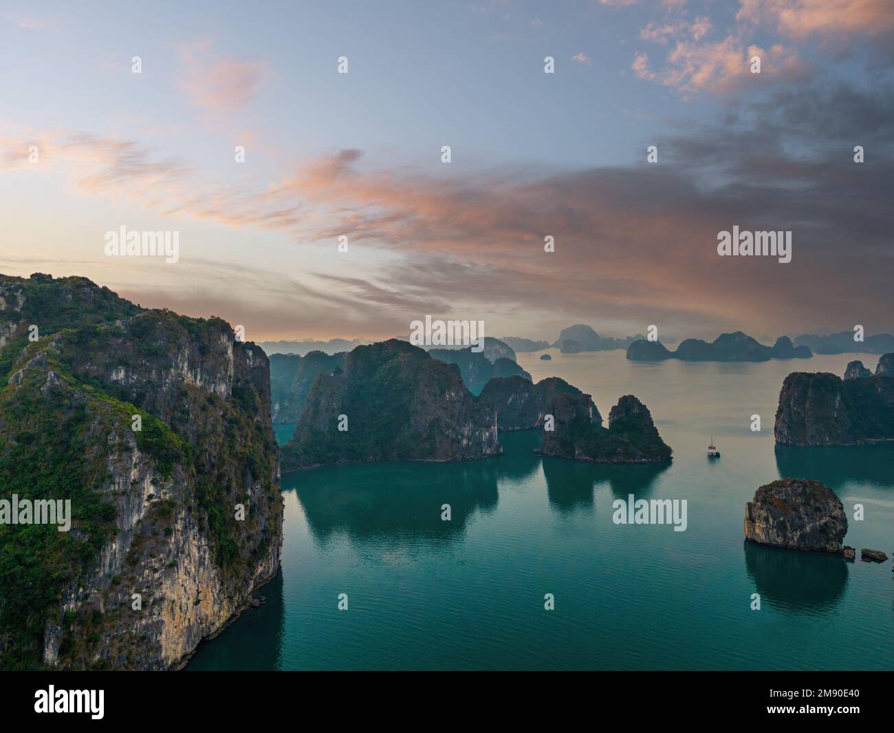 Trasognata tramonto tra le rocce della baia di Halong, Vietnam Foto Stock