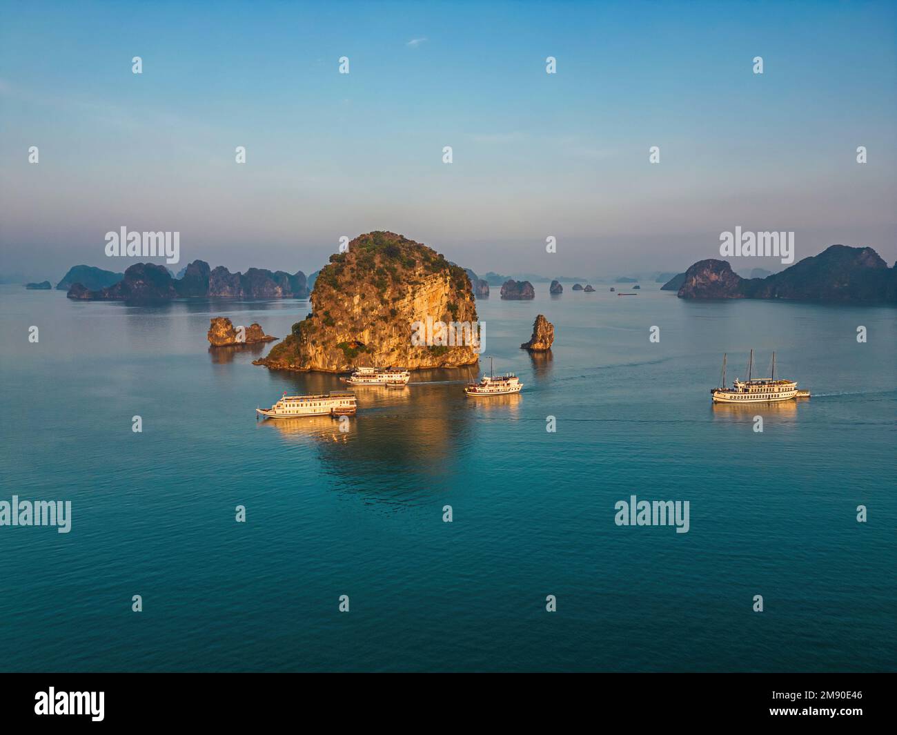 BAI tu LONG BAY, VIETNAM - 1 GENNAIO 2023: Crociera a Bai Tu Long Bay e ha Long Bay, Vietnam Foto Stock