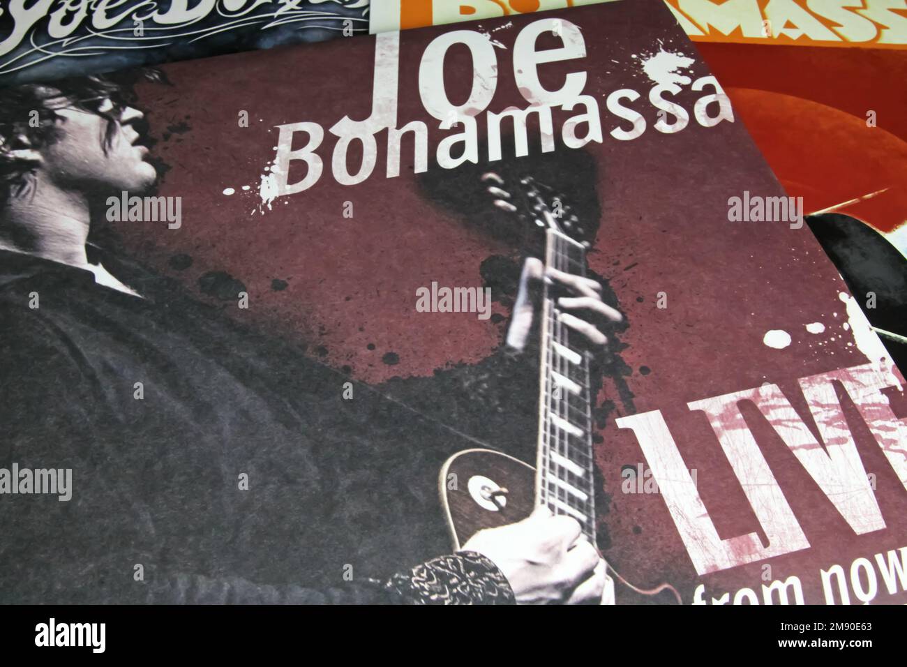 Viersen, Germania - Novembre 9. 2022: Primo piano dell'album isolato in vinile del cantante blues e chitarrista Joe Bonamassa Foto Stock