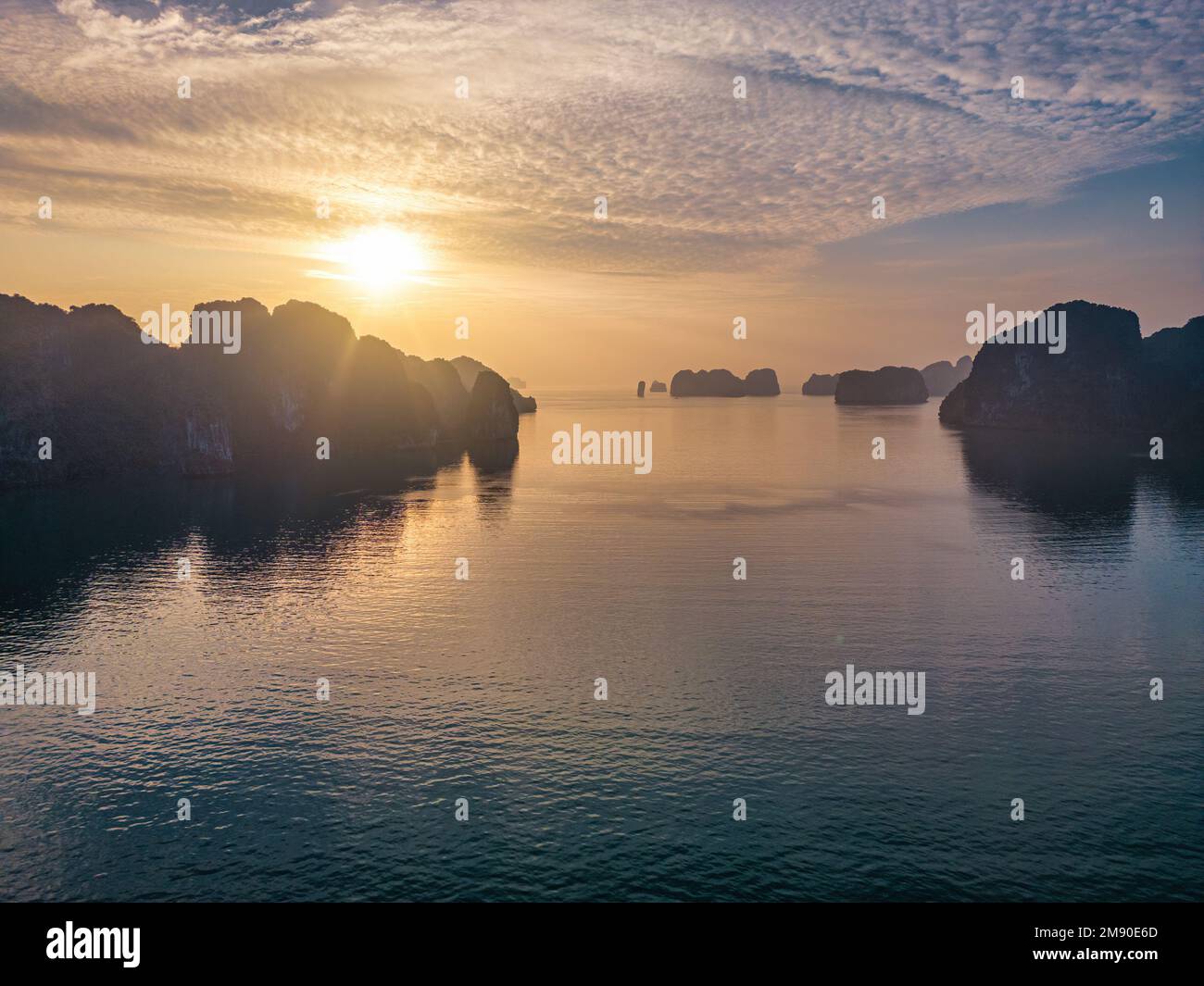 Una bella Baia di ha Long Sunrise Foto Stock