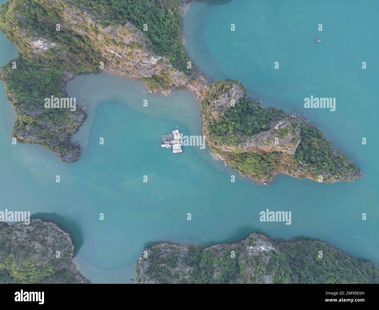 Vista aerea villaggio di pescatori e isola di roccia, Bai Tu Long Bay, Vietnam Foto Stock