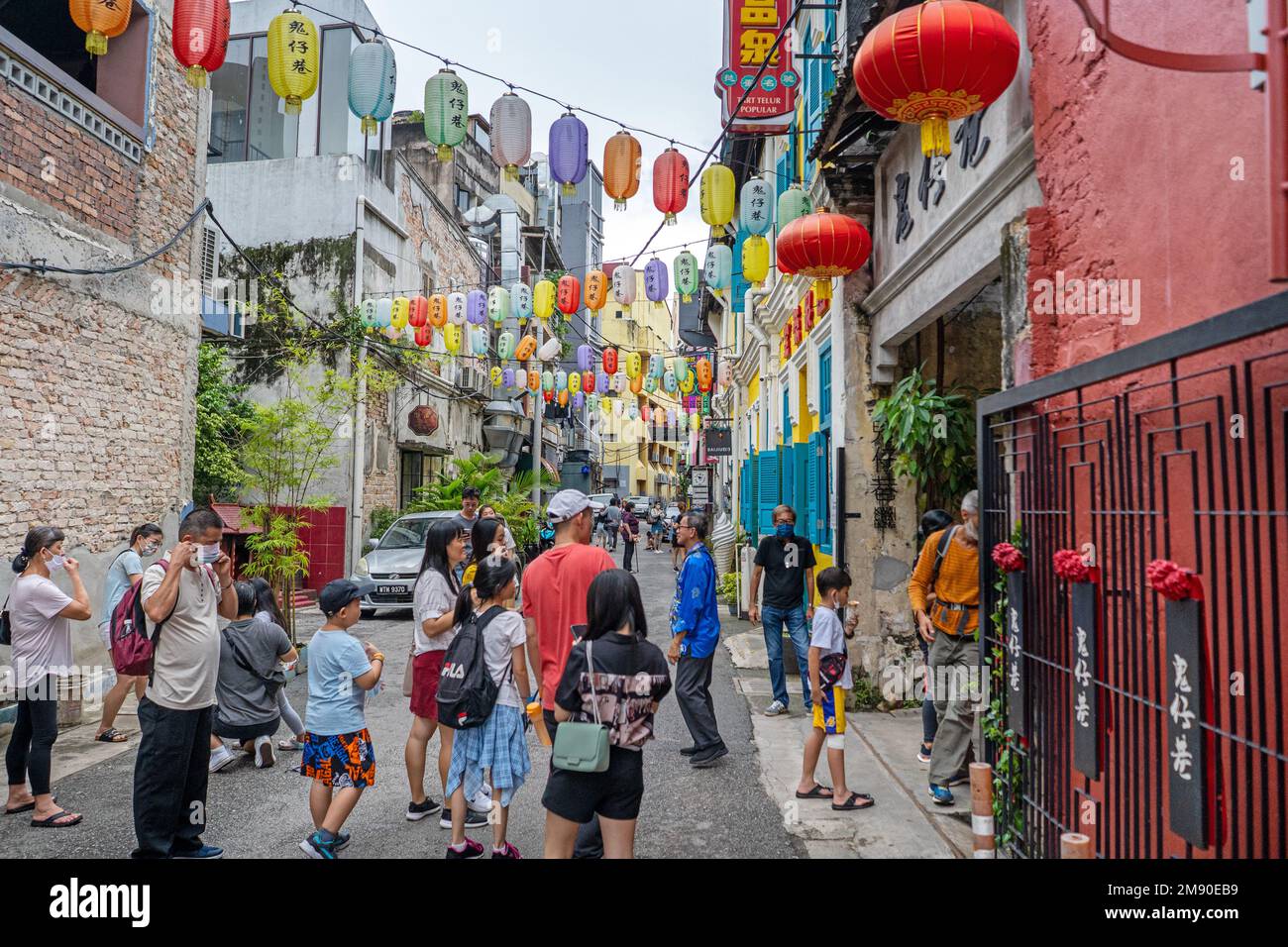 Kuala Lumpur, Malesia - 12th dicembre 2022 : KWAI CHAI HONG, vicolo dietro Petaling Street con murales che raffigurano la vita quotidiana nei vecchi tempi. Foto Stock