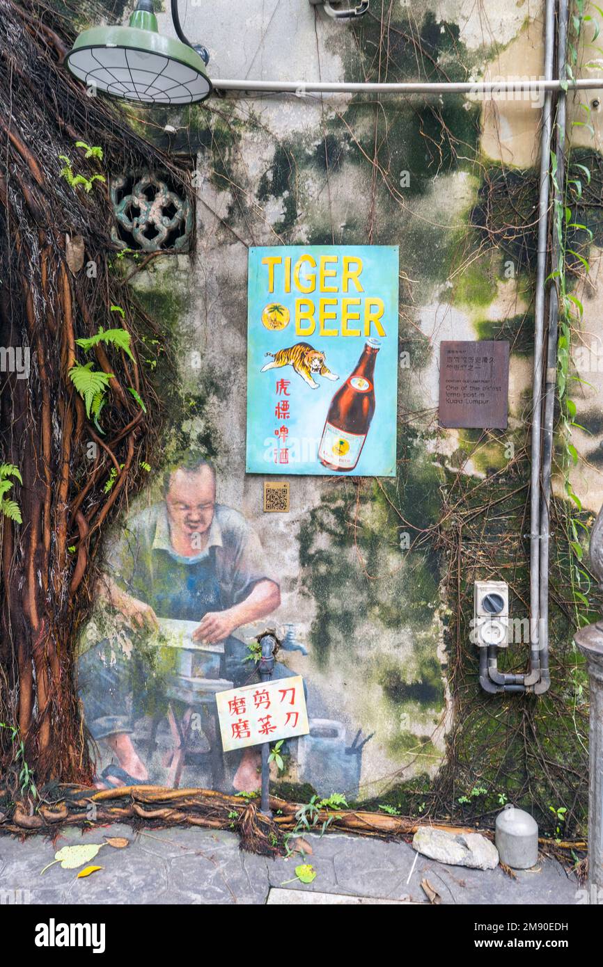 Kuala Lumpur, Malesia - 12th dicembre 2022 : KWAI CHAI HONG, vicolo dietro Petaling Street con murales che raffigurano la vita quotidiana nei vecchi tempi. Foto Stock
