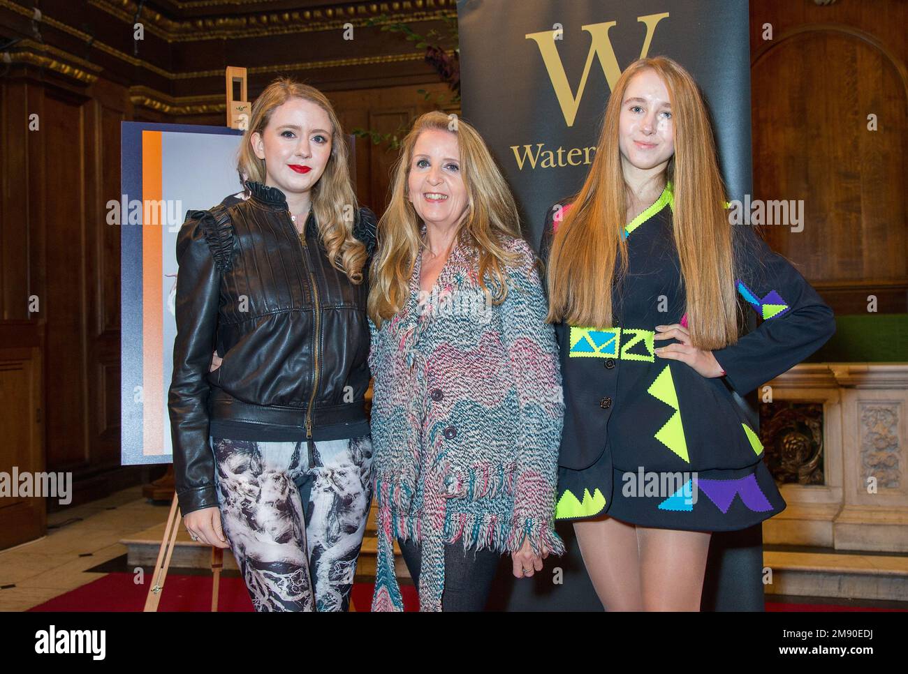 Londra, Regno Unito. 14 ottobre 2016. Gillian McKeith (C) si pone con le figlie Skylar McKeith-Magaziner e Afton McKeith-Magaziner in una serata con Vivienne Westwood discutendo il suo nuovo libro 'Get A Life! I Diari di Vivienne Westwood' alla chiesa di St James' il 14 ottobre 2016 a Londra, Inghilterra. Credit: S.A.M./Alamy Live News Foto Stock