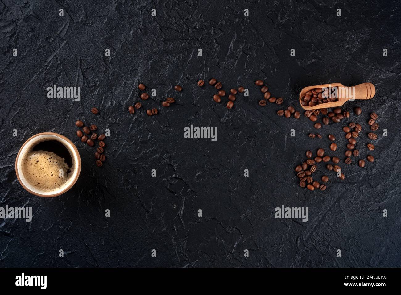 Tazza di caffè e chicchi, piatto da banco sparato su uno sfondo nero ardesia con un posto per il testo, banner menu design Foto Stock
