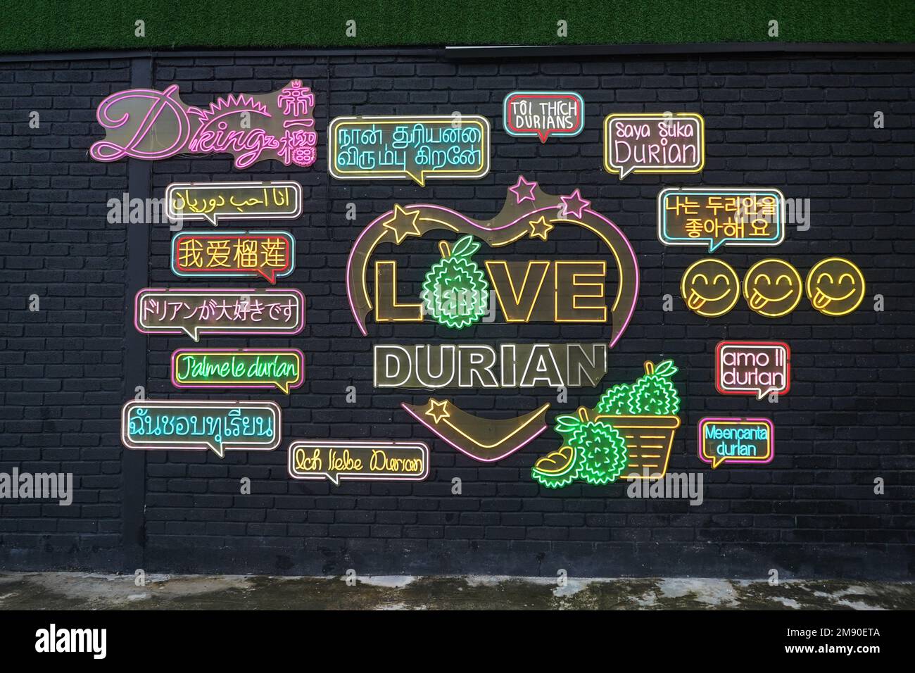 Kuala Lumpur, Malesia - 13th dicembre 2022 - mercato di Durian, segni del neon che raffigurano l'amore per durian Foto Stock