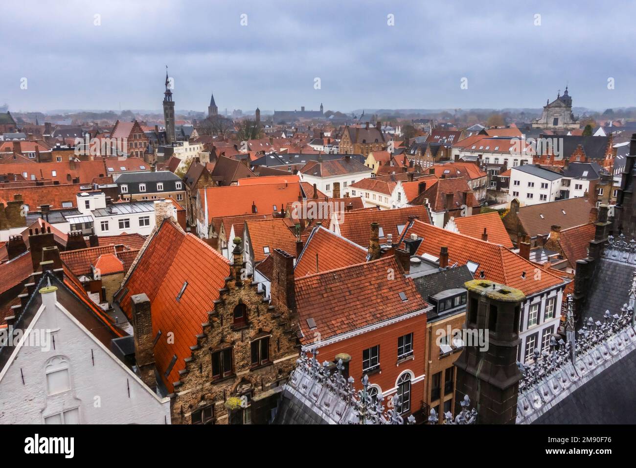 Visita turistica sui tetti di tegole di argilla rossa di Bruges Belgio Europa. Novembre 2022 Foto Stock