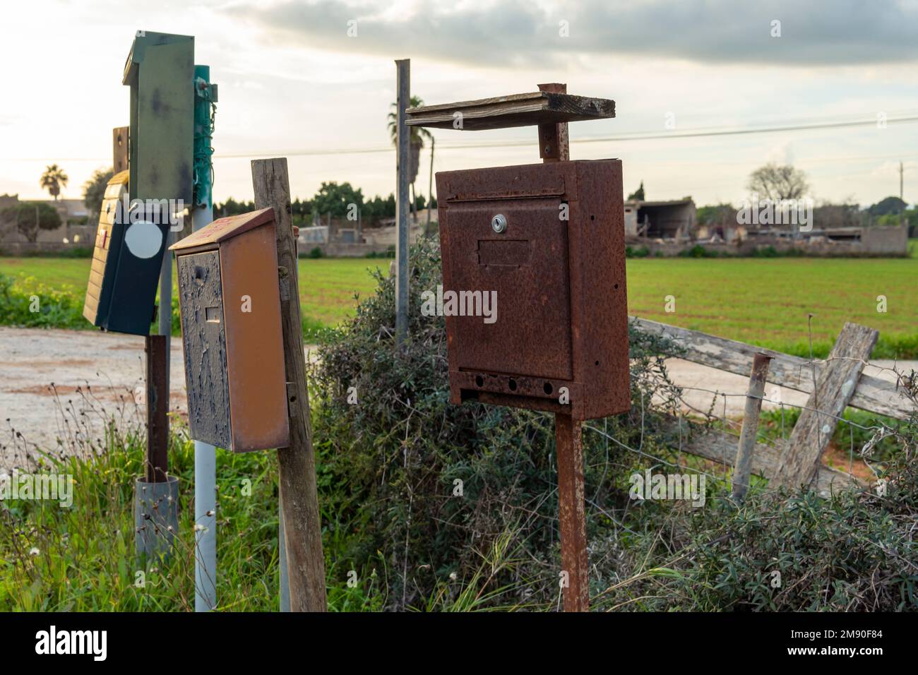 Primo piano di vecchie e fatiscenti cassette postali in una zona rurale dell'isola di Maiorca, Spagna. Immagine concettuale dell'abbandono delle popolazioni rurali Foto Stock