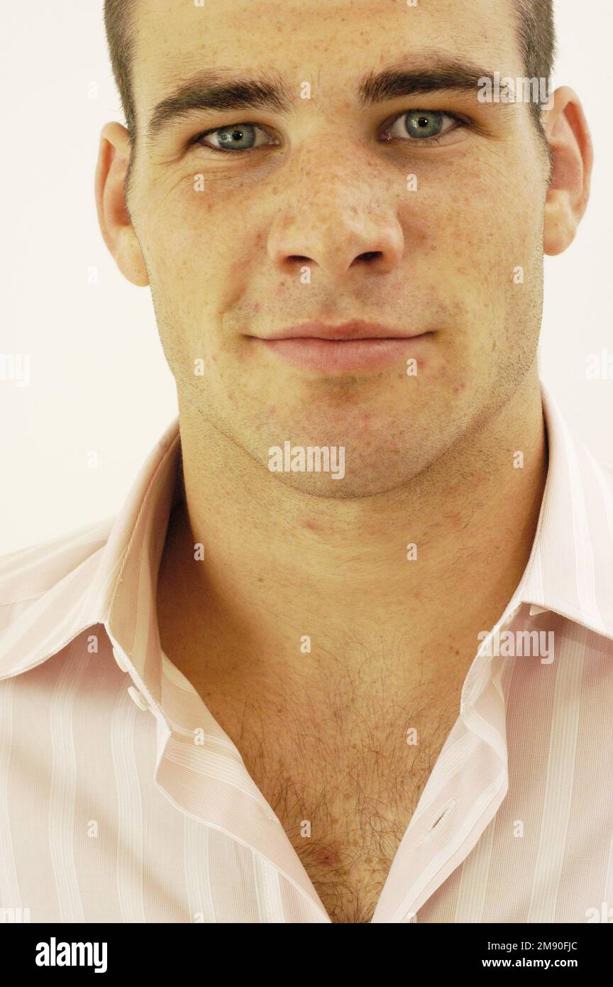 MIKE PHILLIPS, BRITISH LION, YOUNG, 2004: Il rugby Wales and Llanelli Scarlets MIKE PHILLIPS fotografato come giovane stella nascente per una diffusione di moda il 16 settembre 2004 a Cardiff, Galles, Regno Unito. Fotografia: ROB WATKINS. INFO: Mike Phillips è un ex giocatore di rugby gallese noto per il suo potente stile fisico come mezzo mischia. Giocatore chiave per il Galles e i British & Irish Lions, Phillips guadagnò 99 presenze e fu determinante in diversi titoli del Six Nations. Foto Stock