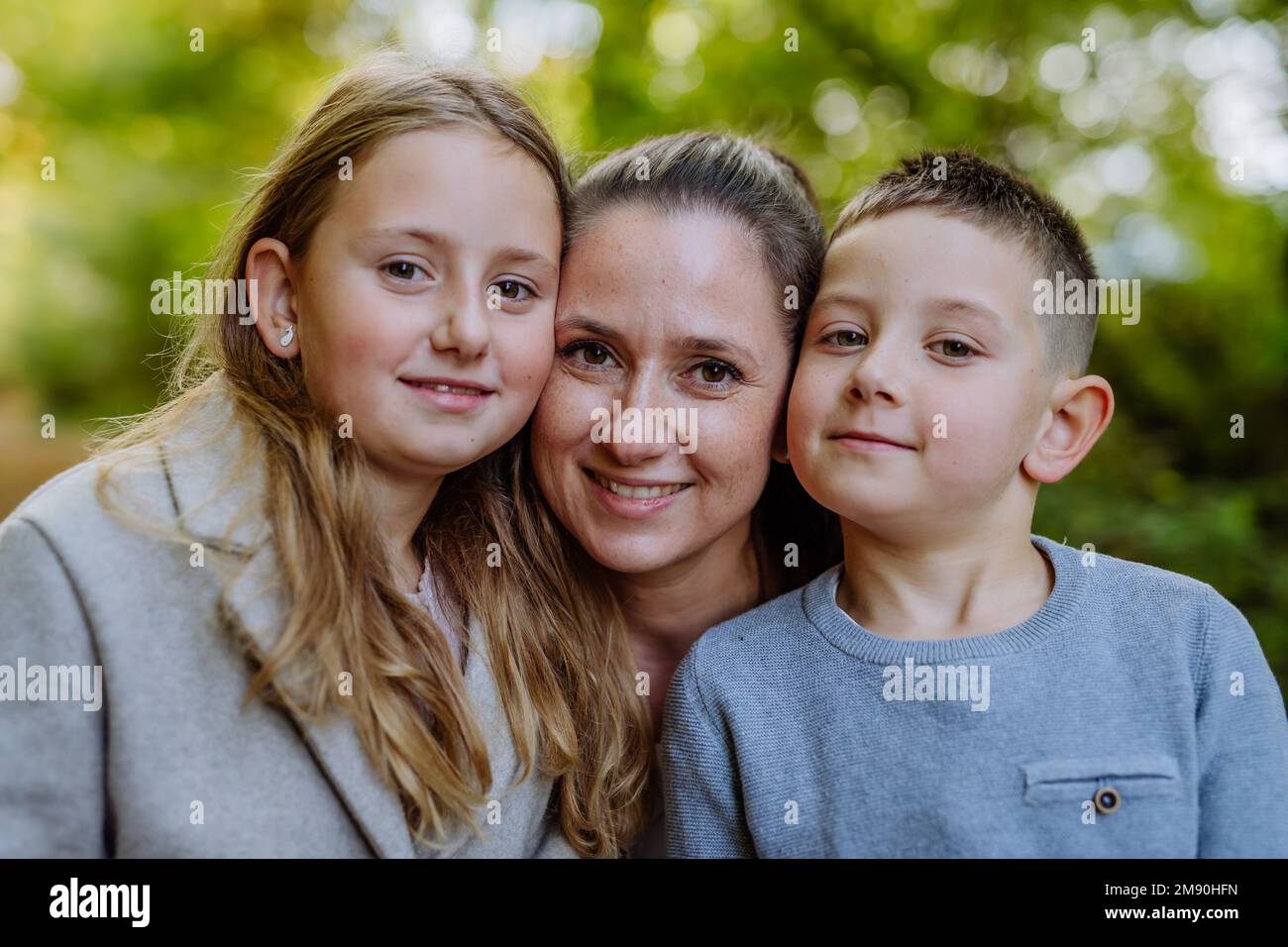 Ritratto di madre felice con i suoi figli in natura. Foto Stock
