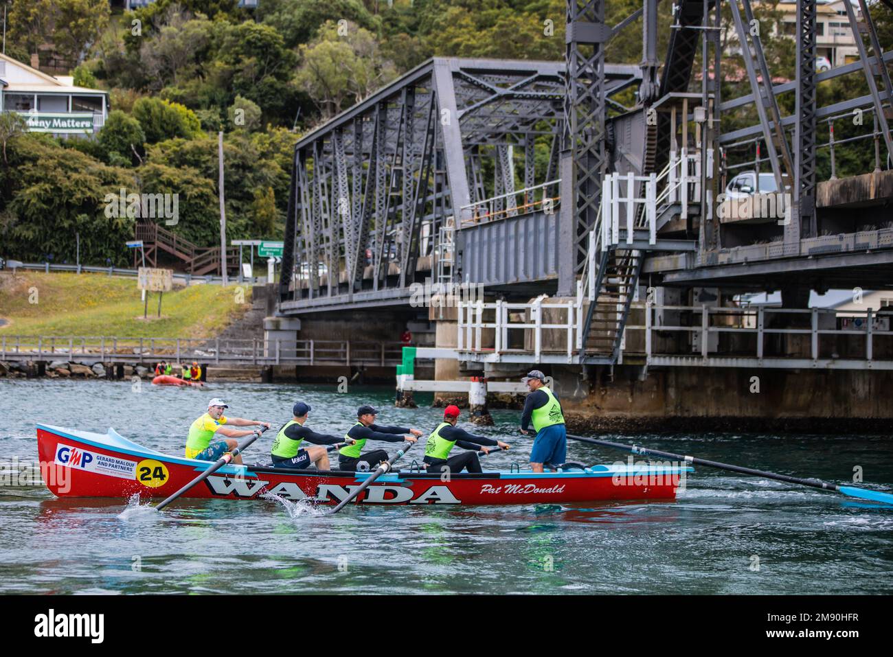 NAROOMA, AUSTRALIA - GENNAIO 3: I concorrenti gareggiano a Wagonga Inlet il giorno 3 del George Bass Surfboat e della Ski Marathon 2023 il 3 Gennaio 2023 in Foto Stock