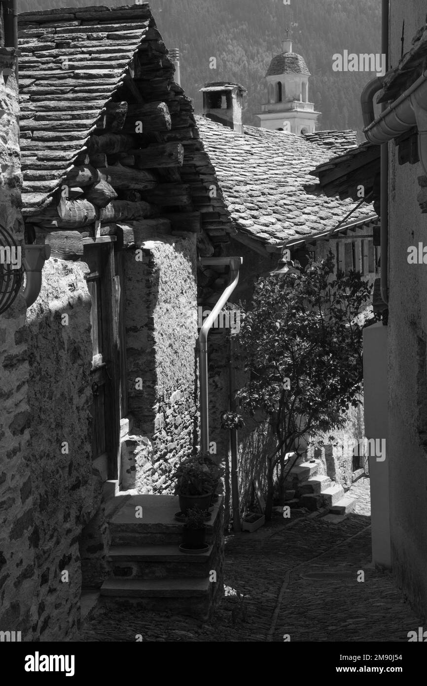 L'architettura rurale del villaggio di Soglio al crepuscolo nel gruppo di Bregaglia - Svizzera. Foto Stock