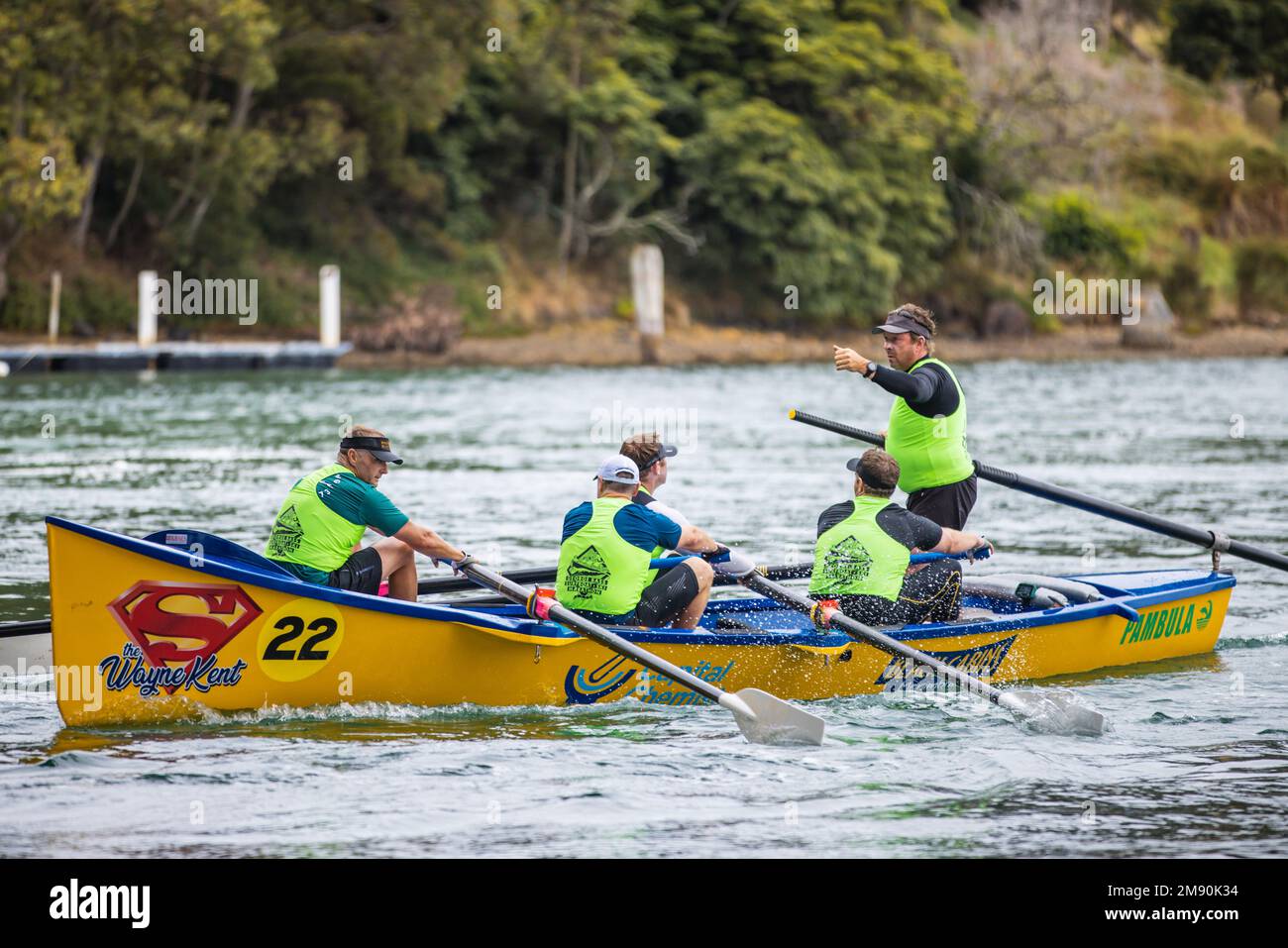 NAROOMA, AUSTRALIA - GENNAIO 3: I concorrenti gareggiano a Wagonga Inlet il giorno 3 del George Bass Surfboat e della Ski Marathon 2023 il 3 Gennaio 2023 in Foto Stock