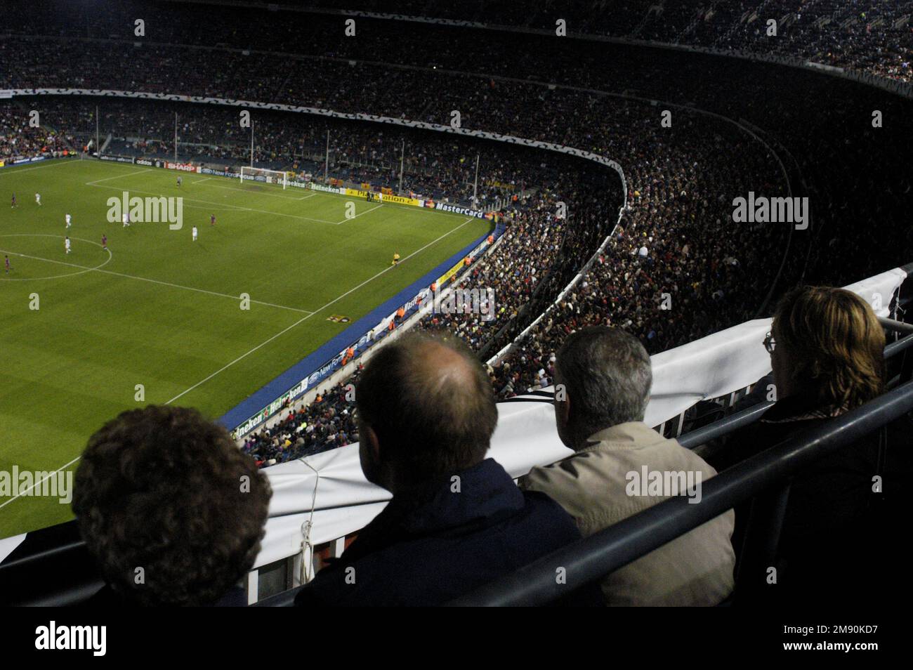 NOU CAMP, STAGIONE 2005-2006, CHAMPIONS LEAGUE: La folla alla partita di Champions League tra Barcellona FC e Panathinaikos al Camp Nou di Barcellona, novembre 2005, il Barcellona ha vinto 5-0 sulla strada per vincere il suo secondo titolo di Champions League nel 2006. Figura: ROB WATKINS. Camp Nou è l'iconico stadio di calcio di Barcellona, in Spagna, e la sede del FC Barcelona. Inaugurato nel 1957, è uno degli stadi più grandi d'Europa, rinomato per la sua impressionante architettura e l'atmosfera vibrante, che ospita innumerevoli partite storiche. Foto Stock