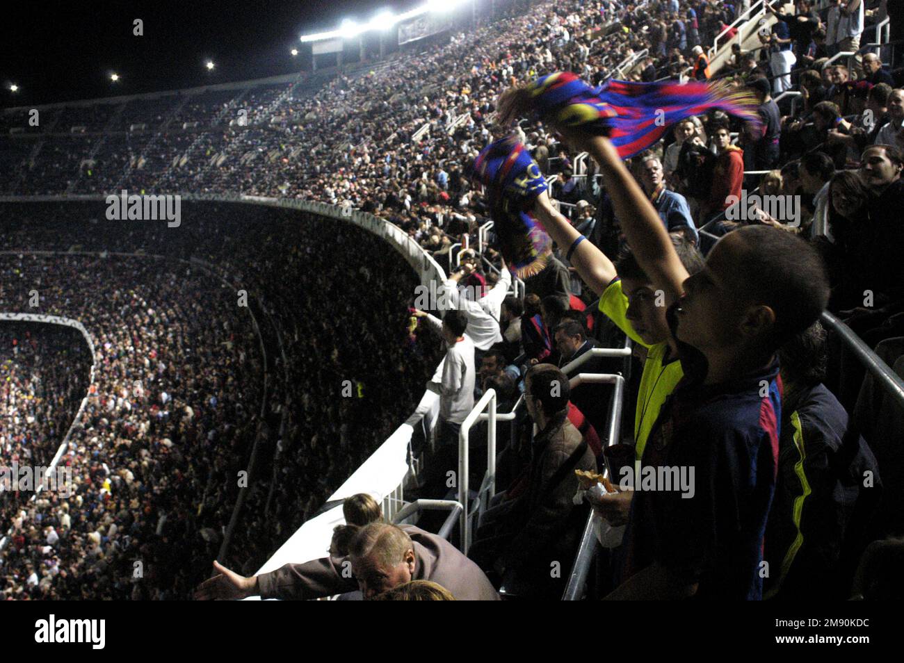 NOU CAMP, STAGIONE 2005-2006, CHAMPIONS LEAGUE: La folla alla partita di Champions League tra Barcellona FC e Panathinaikos al Camp Nou di Barcellona, novembre 2005, il Barcellona ha vinto 5-0 sulla strada per vincere il suo secondo titolo di Champions League nel 2006. Figura: ROB WATKINS. Camp Nou è l'iconico stadio di calcio di Barcellona, in Spagna, e la sede del FC Barcelona. Inaugurato nel 1957, è uno degli stadi più grandi d'Europa, rinomato per la sua impressionante architettura e l'atmosfera vibrante, che ospita innumerevoli partite storiche. Foto Stock