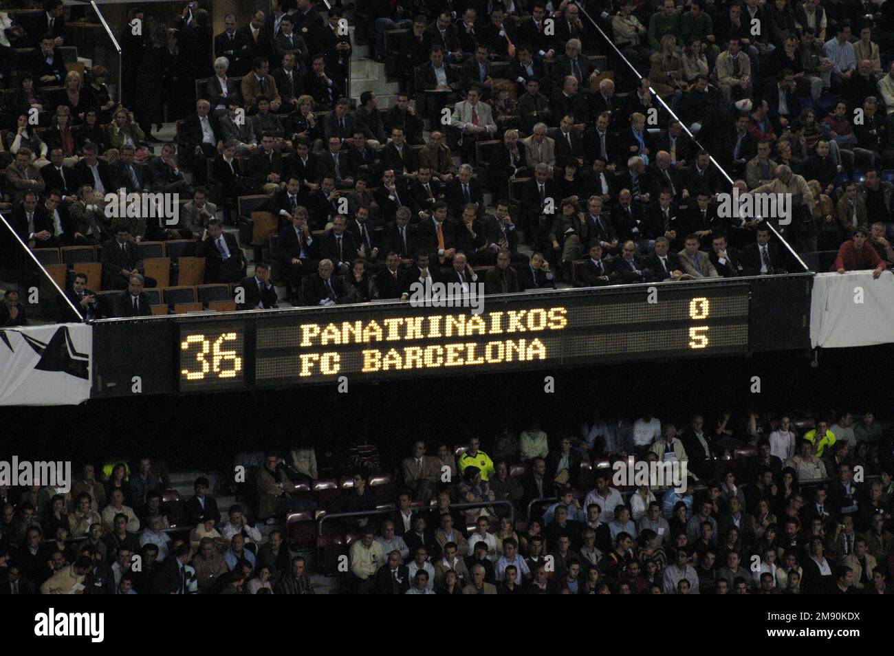 NOU CAMP, STAGIONE 2005-2006, CHAMPIONS LEAGUE: La folla alla partita di Champions League tra Barcellona FC e Panathinaikos al Camp Nou di Barcellona, novembre 2005, il Barcellona ha vinto 5-0 sulla strada per vincere il suo secondo titolo di Champions League nel 2006. Figura: ROB WATKINS. Camp Nou è l'iconico stadio di calcio di Barcellona, in Spagna, e la sede del FC Barcelona. Inaugurato nel 1957, è uno degli stadi più grandi d'Europa, rinomato per la sua impressionante architettura e l'atmosfera vibrante, che ospita innumerevoli partite storiche. Foto Stock