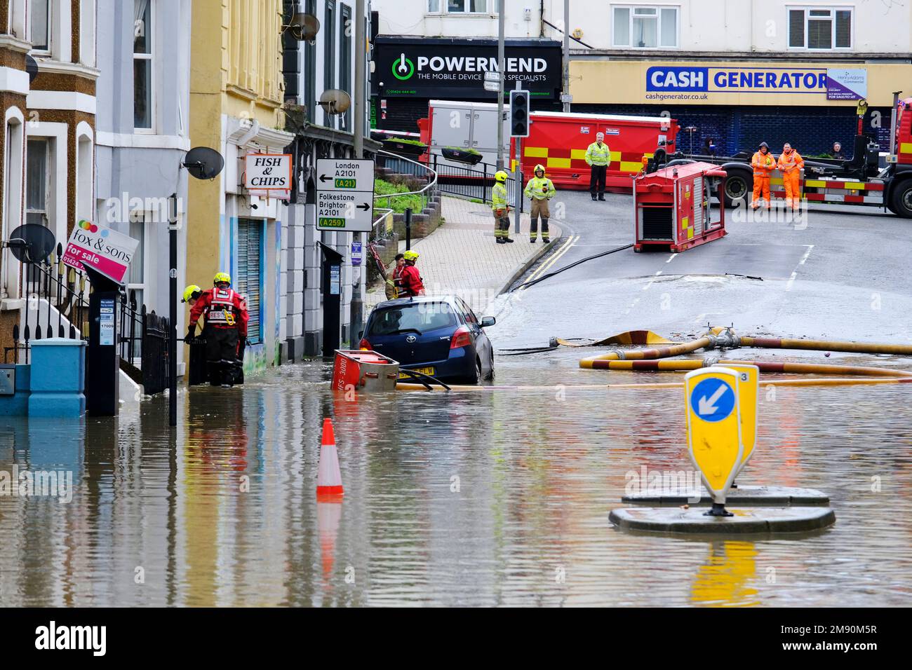 Hastings, Sussex orientale, 16 gennaio 2023. Forte pioggia e tempesta bloccata drenaggio al mare causa una grande inondazione nel centro di Hastings, causando disagi, la chiusura del centro commerciale Priory Meadow e le case di inondazione. Carolyn Clarke/Alamy Live News Foto Stock